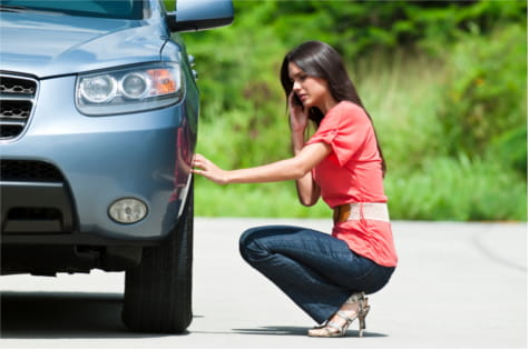 Mujer joven y coche