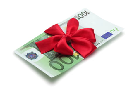 Billete de 100 euros con lazo rojo