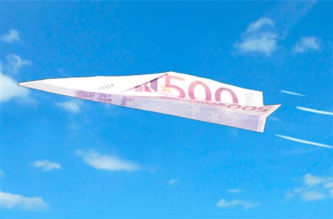 Avión de papel con euros