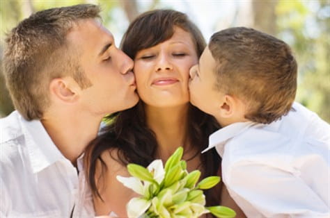 Madre recibiendo besos