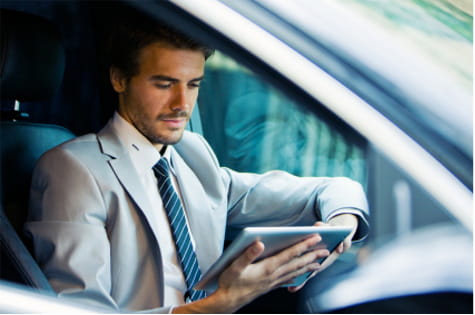 Hombre con Ipad en un coche