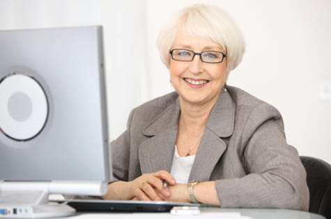 Mujer mayor con ordenador