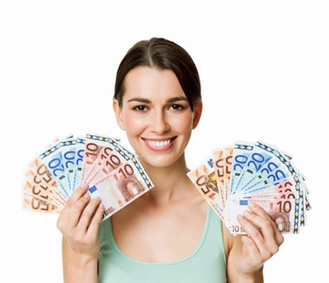 Mujer joven con billetes en las manos