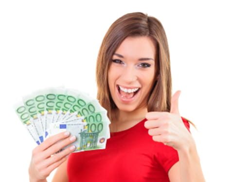 Mujer joven con billetes en la mano