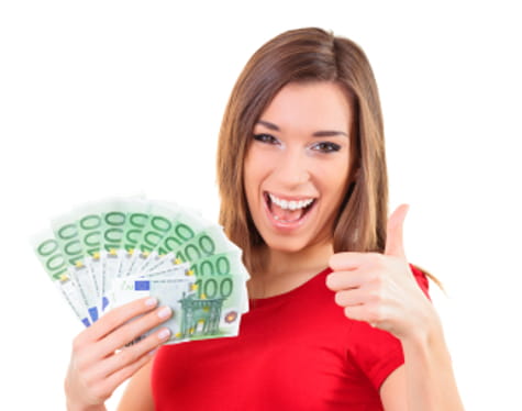 Mujer joven con dinero en la mano