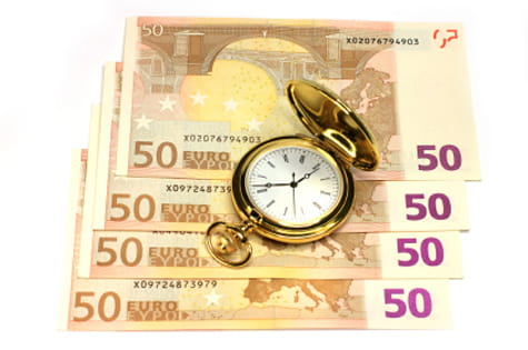 Reloj de pulsera y billetes de 50 euros