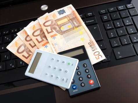 Calculadora, billetes y ordenador